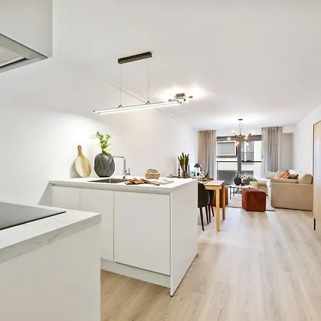 Fully Equipped With Lateral Sea View Apartment *